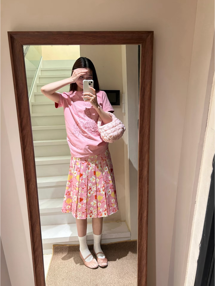 High-Waisted Pink Floral Midi Skirt for Women - Retro A-Line Pleated Style, Versatile and Flattering for 90s and Y2K Fashion High-Waisted Pink Floral Midi Skirt for Women - Retro A-Line Pleated Style, Versatile and Flattering for 90s and Y2K Fashion