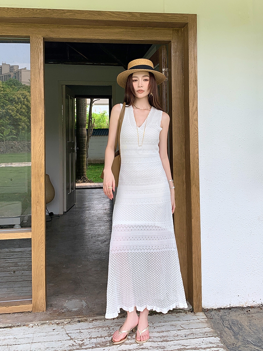 High-Waisted V-Neck Tencel Knit Hollow Dress - Slim Fit Long Skirt for Women, Perfect for Spring and Summer Style High-Waisted V-Neck Tencel Knit Hollow Dress - Slim Fit Long Skirt for Women, Perfect for Spring and Summer Style