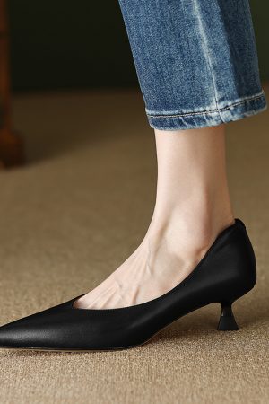 Italian-Style Soft Sole 4.5 cm French Pointed Toe Shallow Mouth Elegant V-Shaped Flats for Comfort and Style