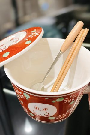 Japanese Hand-Painted Ceramic Noodle Bowl with Cute Cartoon Rabbit Handle and Lid - Perfect for Student Dorms and Home Decor