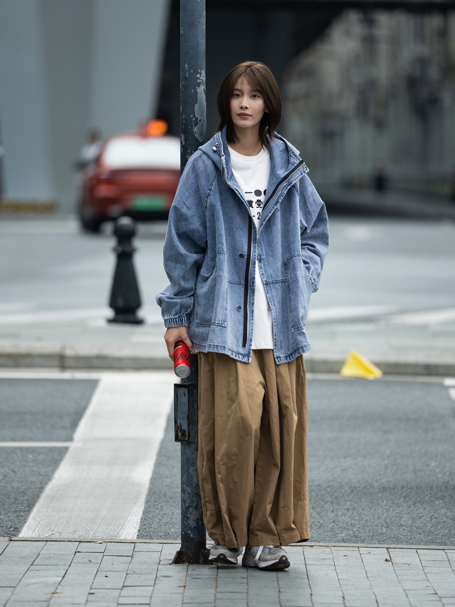 Japanese Retro Workwear Hoodie Jacket for Men - Loose Fit Denim Outerwear for Early Autumn Japanese Retro Workwear Hoodie Jacket for Men - Loose Fit Denim Outerwear for Early Autumn