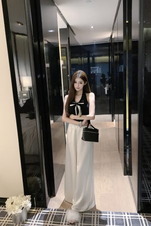 Knitted Neck-Hanging Vest Top with Built-In Chest Pad - Stylish and Comfortable Design for Effortless Layering