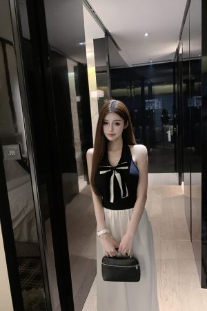 Knitted Neck-Hanging Vest Top with Built-In Chest Pad - Stylish and Comfortable Design for Effortless Layering