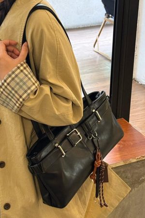 Korean Retro Underarm Baguette Bag for Women - Versatile Commuting Shoulder Bag with High-End Keychain, Stylish Motorcycle Accessory