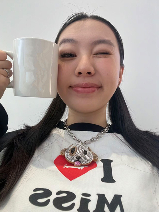 Korean Style Casual Loose Fit Color-Blocking Top with Youthful Dog Cartoon Print - Pure Cotton Comfort Korean Style Casual Loose Fit Color-Blocking Top with Youthful Dog Cartoon Print - Pure Cotton Comfort