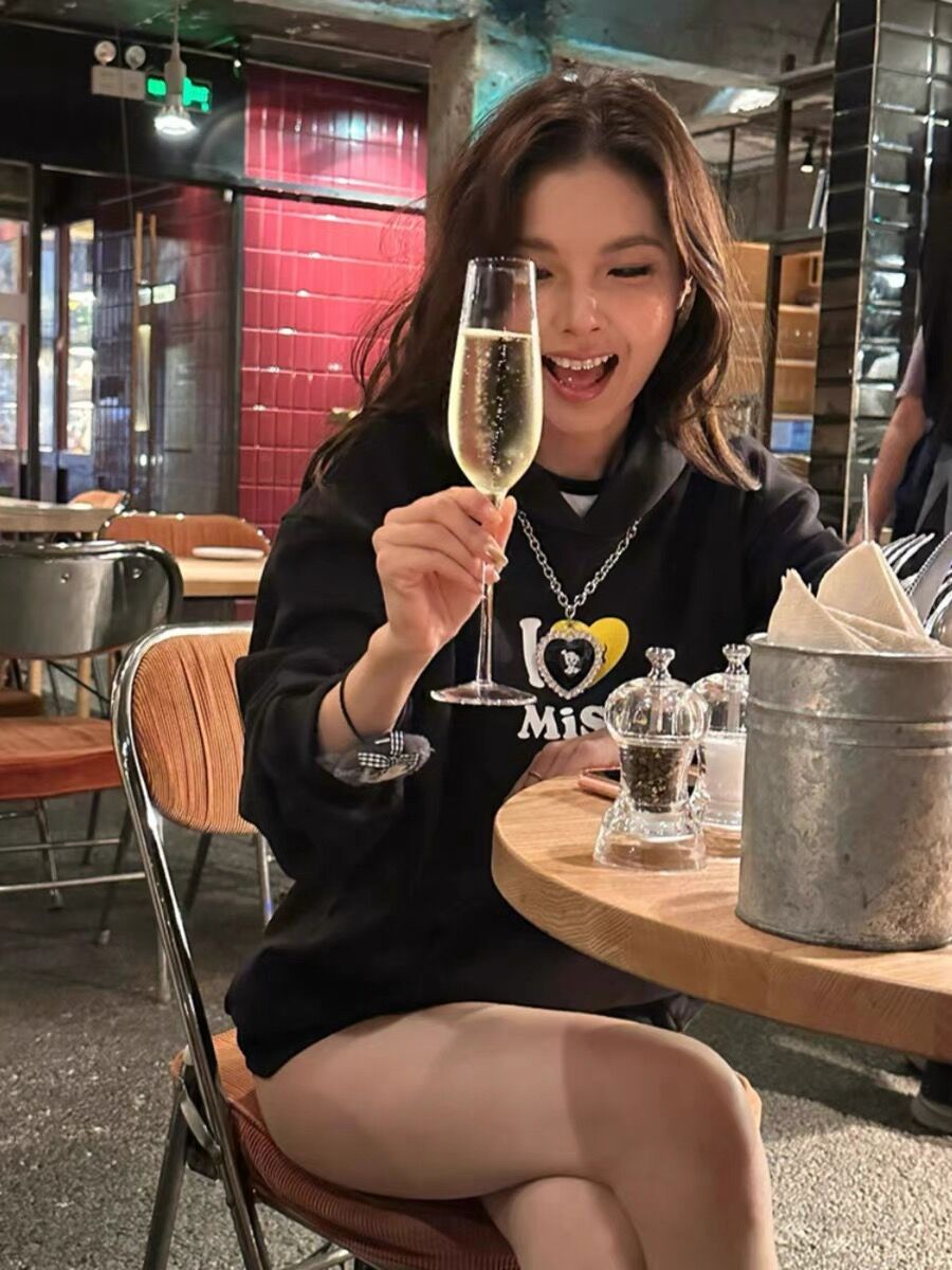 Korean Style Casual Loose Fit Color-Blocking Top with Youthful Dog Cartoon Print - Pure Cotton Comfort Korean Style Casual Loose Fit Color-Blocking Top with Youthful Dog Cartoon Print - Pure Cotton Comfort