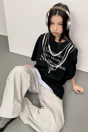 Korean Style Casual Unisex T-Shirt with Slogan Print and Pearl Necklace Design, Loose Fit Pure Cotton for Comfortable Everyday Wear