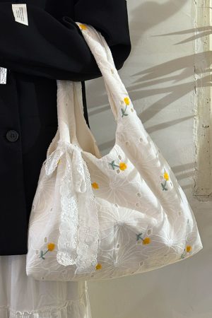 Korean-Style Large-Capacity Daisy Lace Flower Canvas Tote Bag for Women - Chic Commuting Underarm Shoulder Bag