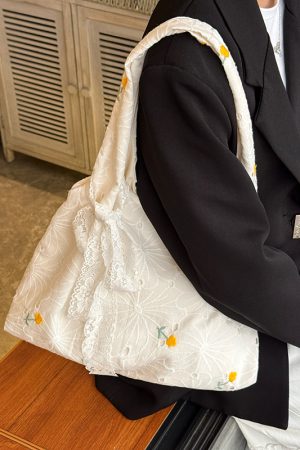 Korean-Style Large-Capacity Daisy Lace Flower Canvas Tote Bag for Women - Chic Commuting Underarm Shoulder Bag