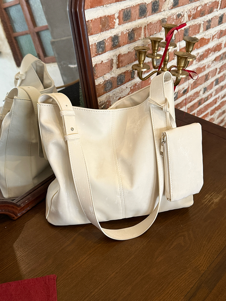 Korean-Style Large-Capacity Tote Bag 2025 - High-End Commuting Crossbody, Versatile Mother-and-Child Bag for Everyday Use Korean-Style Large-Capacity Tote Bag 2025 - High-End Commuting Crossbody, Versatile Mother-and-Child Bag for Everyday Use