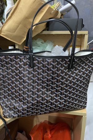 Korean-Style Lightweight Waterproof Shoulder Bag, Large Capacity Underarm Tote for Commuting, Business Trips, and Travel