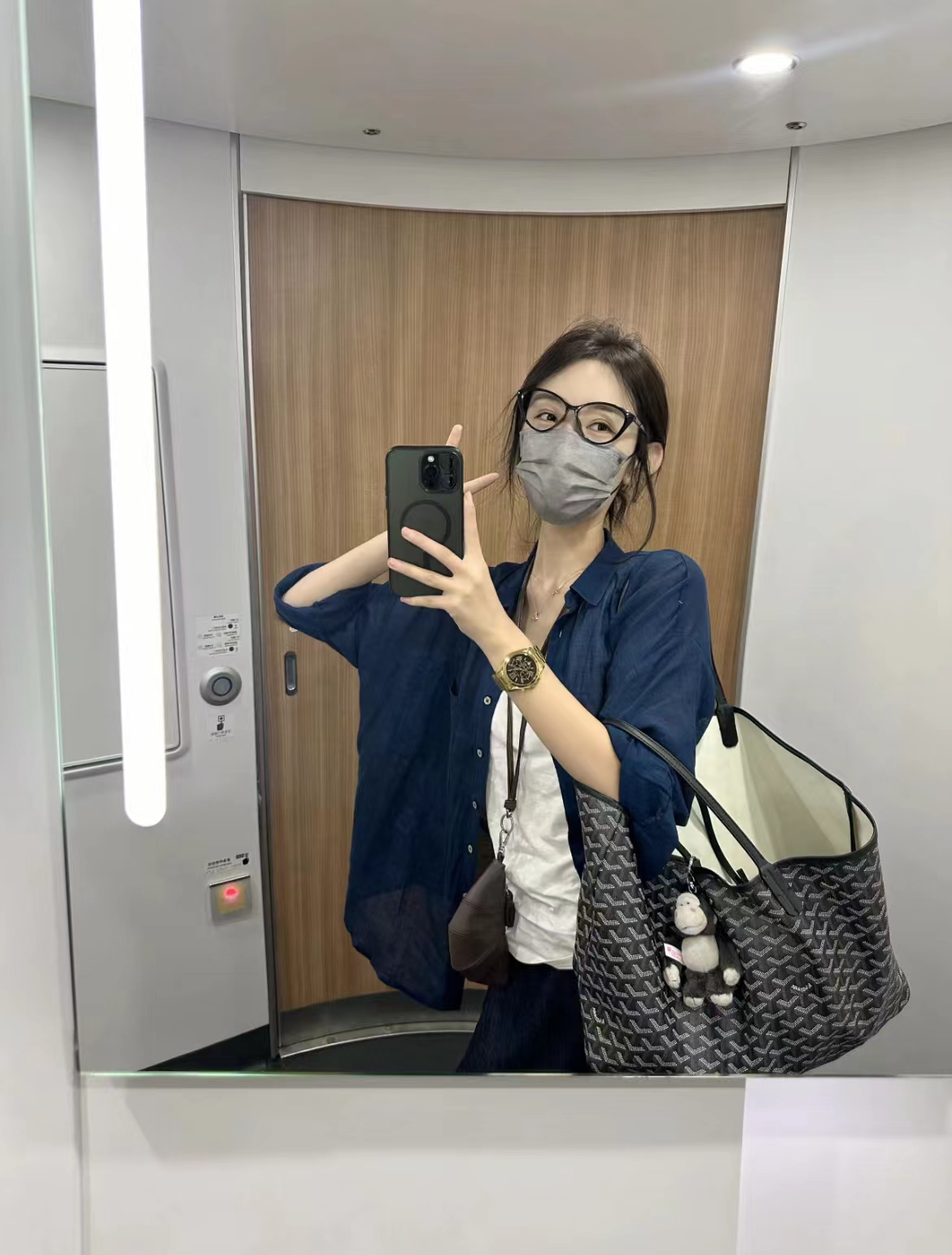 Korean-Style Lightweight Waterproof Shoulder Bag, Large Capacity Underarm Tote for Commuting, Business Trips, and Travel Korean-Style Lightweight Waterproof Shoulder Bag, Large Capacity Underarm Tote for Commuting, Business Trips, and Travel