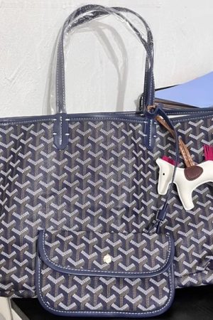 Korean-Style Lightweight Waterproof Shoulder Bag, Large Capacity Underarm Tote for Commuting, Business Trips, and Travel