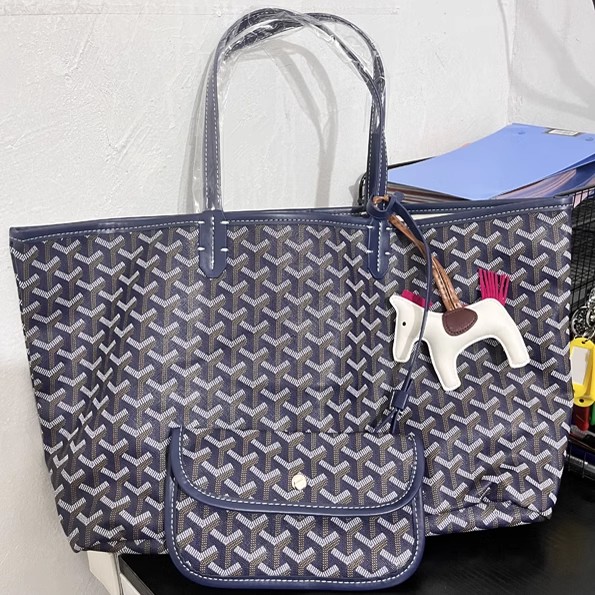 Korean-Style Lightweight Waterproof Shoulder Bag, Large Capacity Underarm Tote for Commuting, Business Trips, and Travel Korean-Style Lightweight Waterproof Shoulder Bag, Large Capacity Underarm Tote for Commuting, Business Trips, and Travel