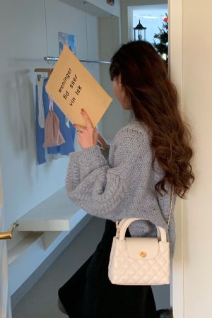 Korean-Style Minimalist Diamond-Patterned Small Crossbody Bag with Chain Handle - Trendy Fashionable Handheld Purse for 2024