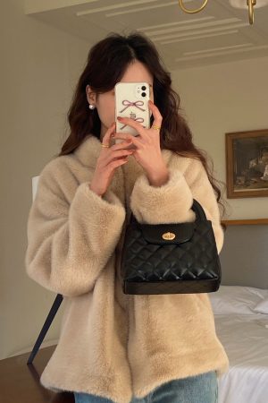 Korean-Style Minimalist Diamond-Patterned Small Crossbody Bag with Chain Handle - Trendy Fashionable Handheld Purse for 2024