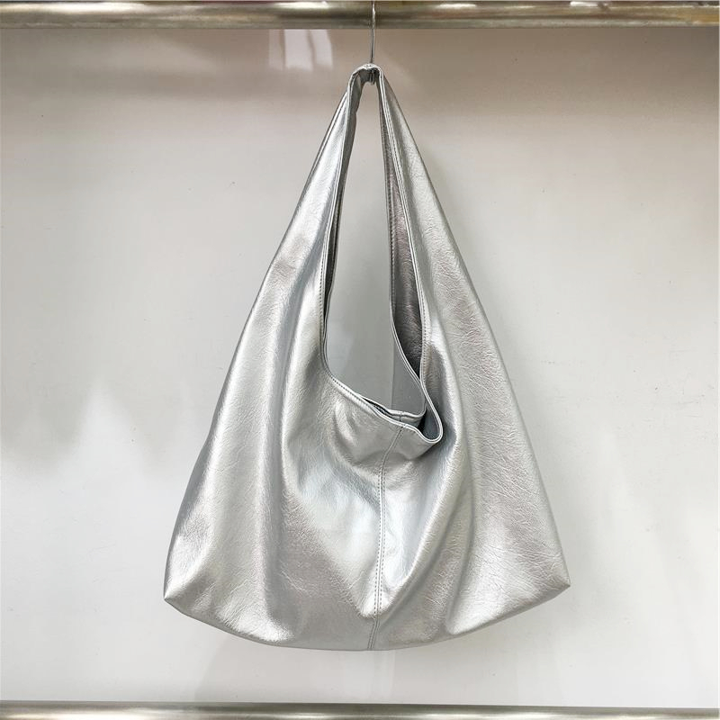Korean Style Minimalist Large Capacity Tote Bag in High-Quality Silver Oil Wax Leather – Stylish Handheld Shoulder Bag for Everyday Use Korean Style Minimalist Large Capacity Tote Bag in High-Quality Silver Oil Wax Leather – Stylish Handheld Shoulder Bag for Everyday Use
