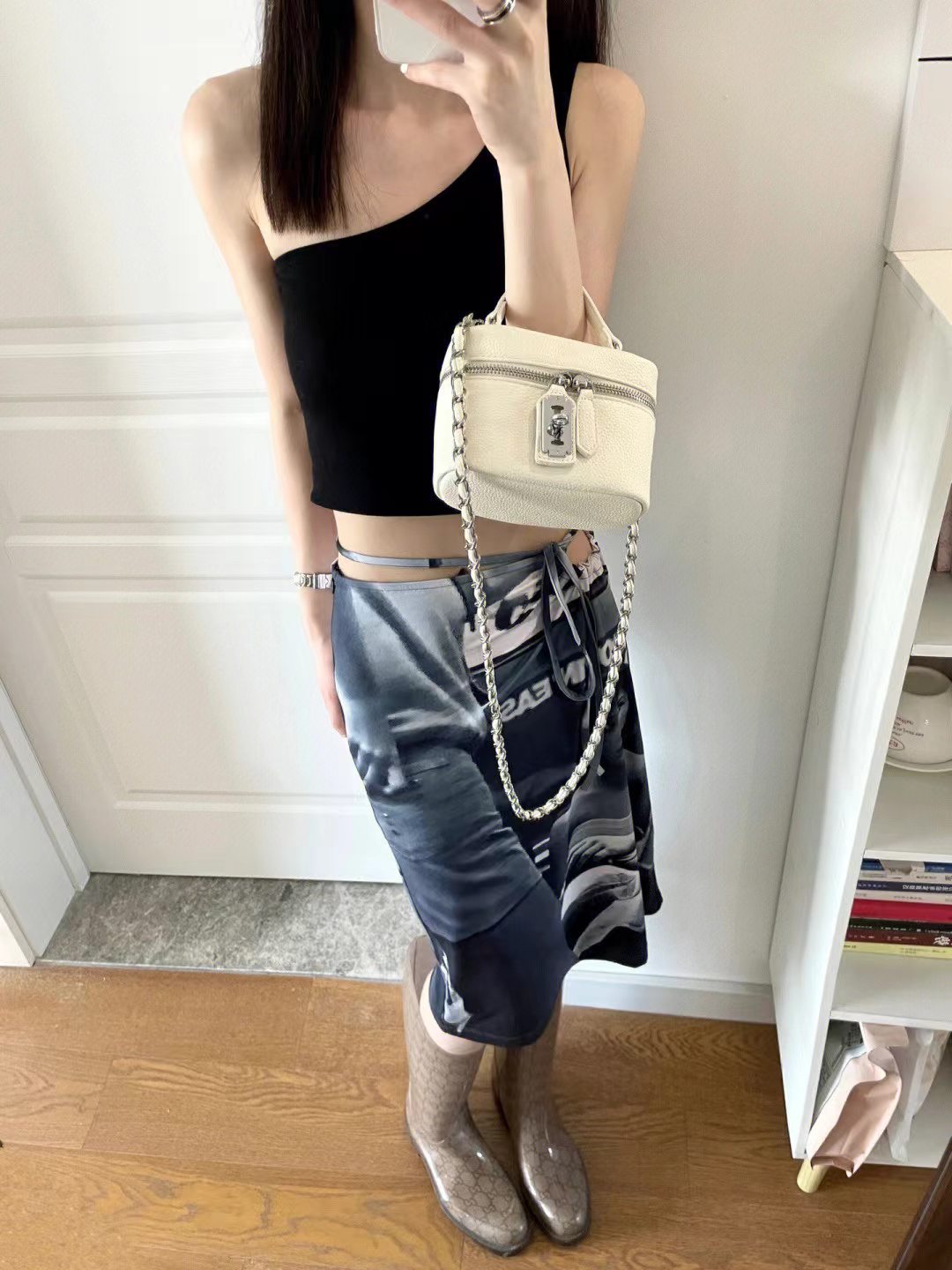 Korean-Style Small Crossbody Bag with Chain Handle, Box Design, Lock Closure, Versatile Shoulder Bag, Chic Square Purse Korean-Style Small Crossbody Bag with Chain Handle, Box Design, Lock Closure, Versatile Shoulder Bag, Chic Square Purse