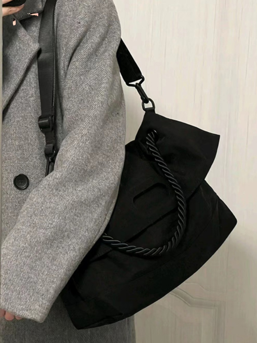 Large-Capacity Canvas Commuter Tote Bag for College Students, Women's Crossbody Shoulder Bag, Perfect for Classes and Daily Use Large-Capacity Canvas Commuter Tote Bag for College Students, Women's Crossbody Shoulder Bag, Perfect for Classes and Daily Use