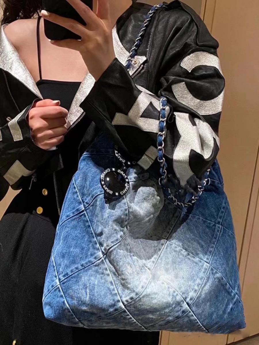Large Capacity Denim Commuter Tote Bag with Chain Shoulder Strap - Stylish Autumn Winter Cloth Bag for Women Large Capacity Denim Commuter Tote Bag with Chain Shoulder Strap - Stylish Autumn Winter Cloth Bag for Women