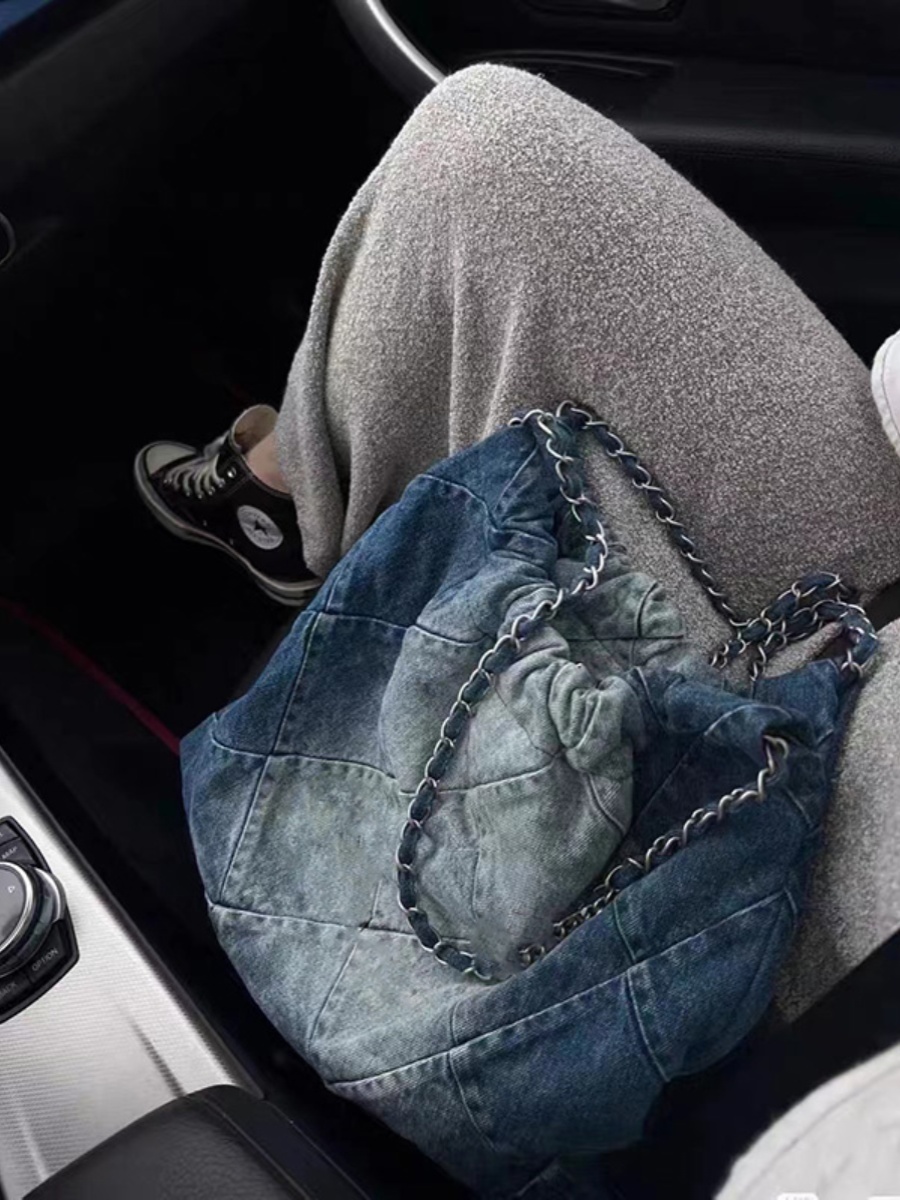 Large Capacity Denim Commuter Tote Bag with Chain Shoulder Strap - Stylish Autumn Winter Cloth Bag for Women Large Capacity Denim Commuter Tote Bag with Chain Shoulder Strap - Stylish Autumn Winter Cloth Bag for Women