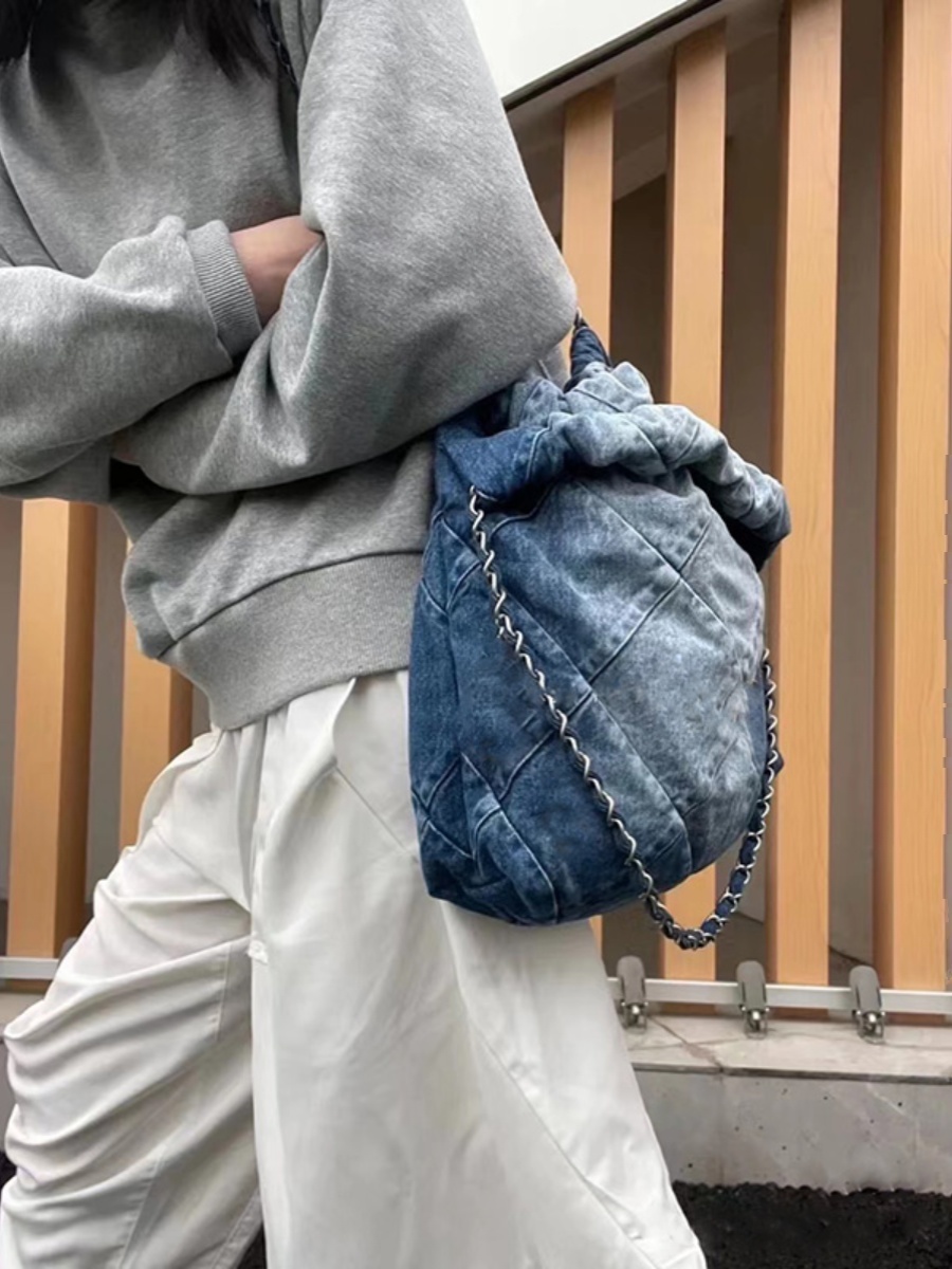 Large Capacity Denim Commuter Tote Bag with Chain Shoulder Strap - Stylish Autumn Winter Cloth Bag for Women Large Capacity Denim Commuter Tote Bag with Chain Shoulder Strap - Stylish Autumn Winter Cloth Bag for Women