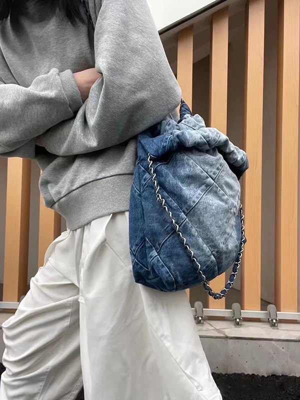 Large Capacity Denim Commuter Tote Bag with Chain Shoulder Strap - Stylish Autumn Winter Cloth Bag for Women Large Capacity Denim Commuter Tote Bag with Chain Shoulder Strap - Stylish Autumn Winter Cloth Bag for Women