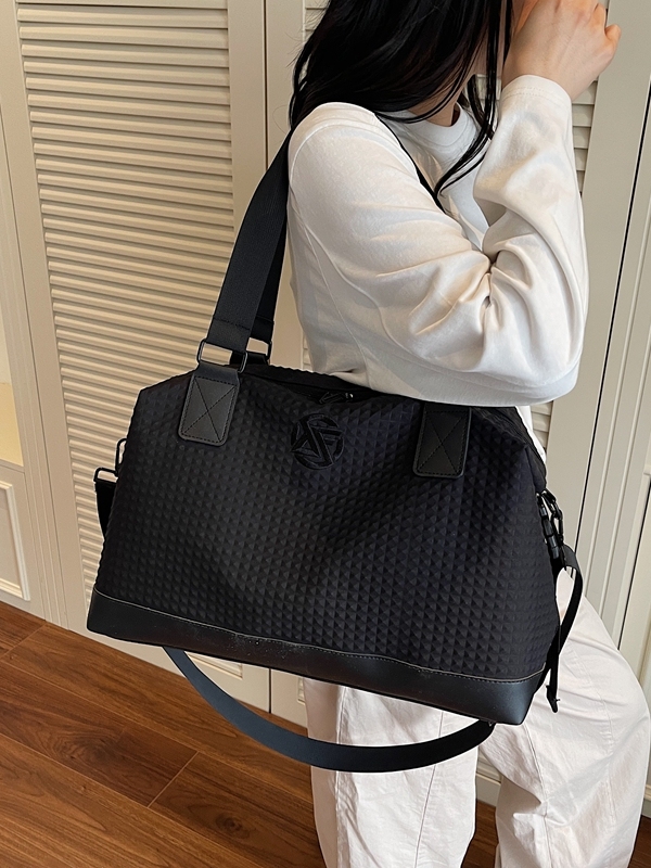 Large Capacity Lightweight Women's Travel Bag - Versatile Commuter Tote, Gym Bag, and Maternity Luggage for Business Trips Large Capacity Lightweight Women's Travel Bag - Versatile Commuter Tote, Gym Bag, and Maternity Luggage for Business Trips