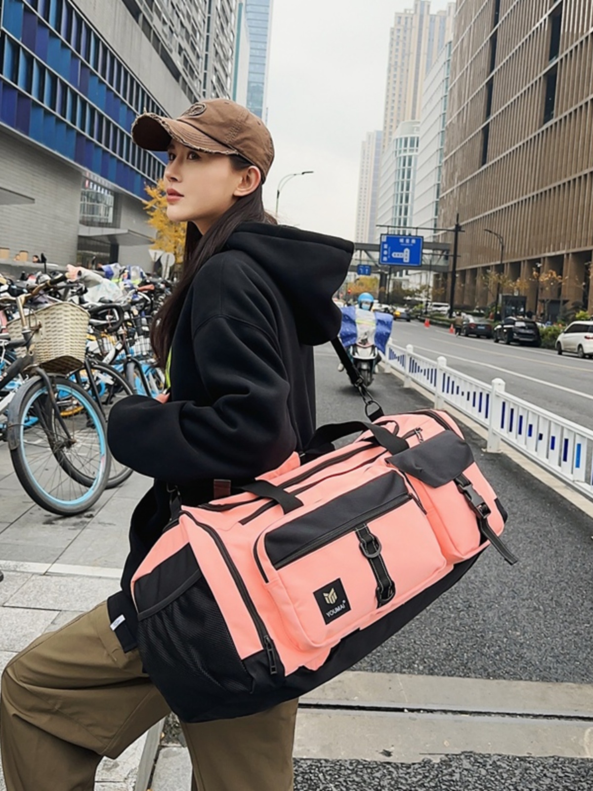 Large Capacity Sports Bag with Dry Wet Separation - Fitness Backpack for Men & Women, Training Equipment & Skiing Storage Large Capacity Sports Bag with Dry Wet Separation - Fitness Backpack for Men & Women, Training Equipment & Skiing Storage