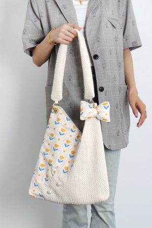 Large Capacity Tulip Cat Tote Bag - Cute Niche Design for Spring, Stylish Shoulder Crossbody Bag