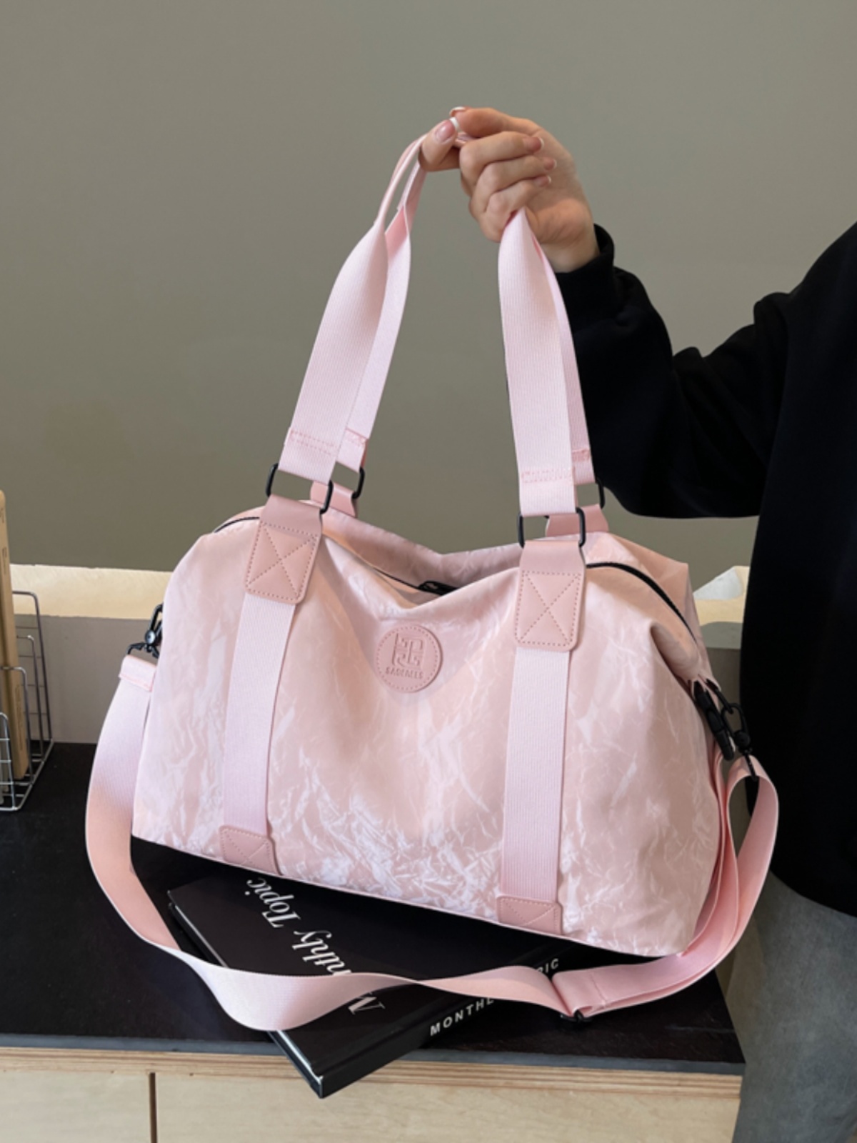 Large Capacity Women's Travel Bag - Solid Color, Portable Hand-Held Design, Ideal for Maternity, Sports, Gym, and Luggage. Large Capacity Women's Travel Bag - Solid Color, Portable Hand-Held Design, Ideal for Maternity, Sports, Gym, and Luggage.