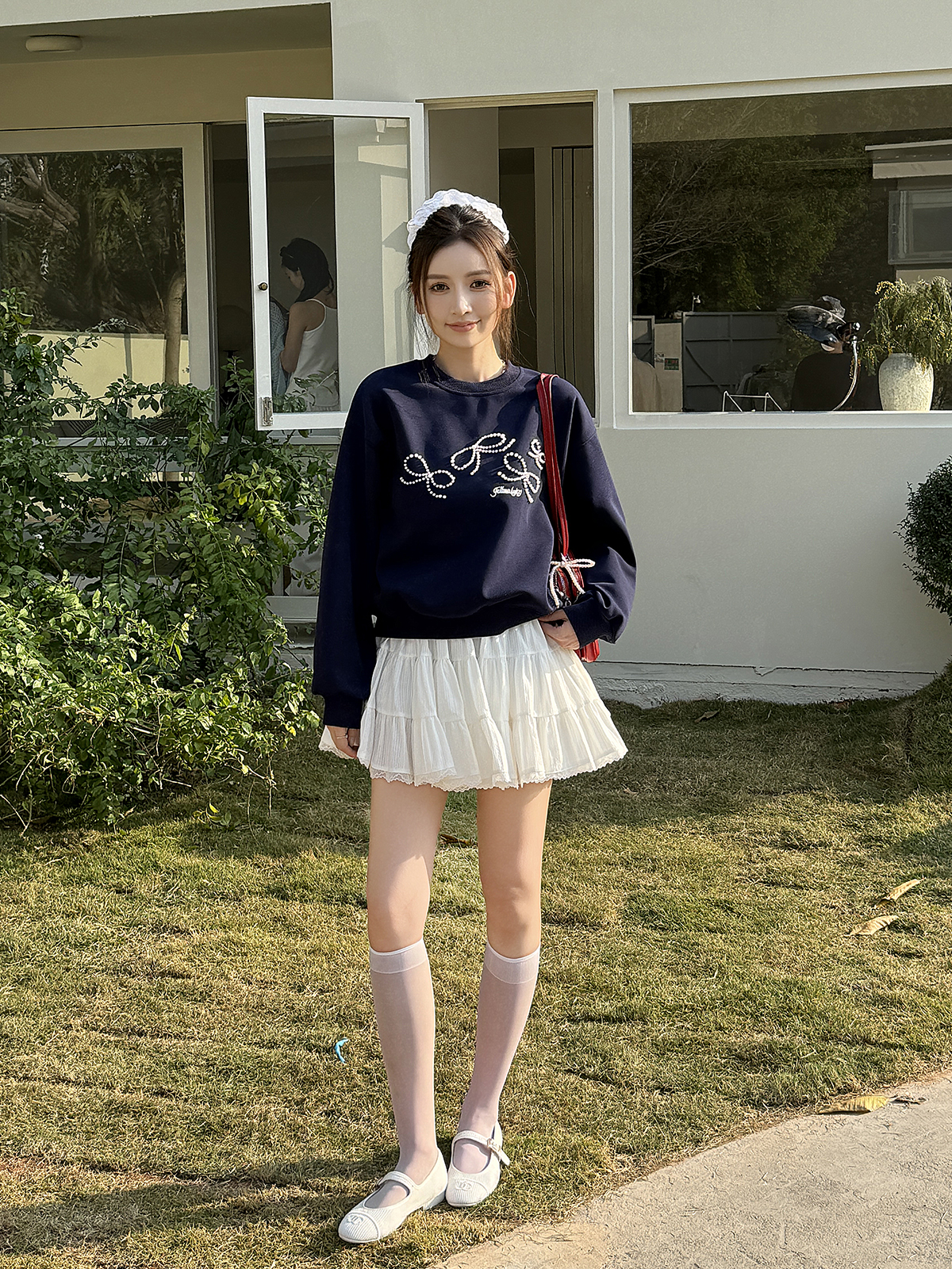 Lightweight Dark Blue Pearl Bow Pullover Sweatshirt - Round Neck Design for Women, Perfect for Spring Fashion Lightweight Dark Blue Pearl Bow Pullover Sweatshirt - Round Neck Design for Women, Perfect for Spring Fashion