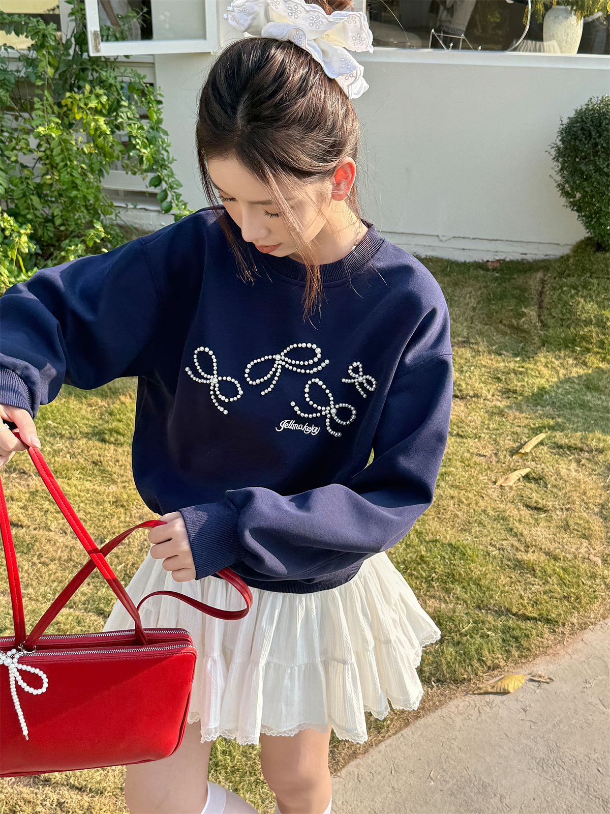 Lightweight Dark Blue Pearl Bow Pullover Sweatshirt - Round Neck Design for Women, Perfect for Spring Fashion Lightweight Dark Blue Pearl Bow Pullover Sweatshirt - Round Neck Design for Women, Perfect for Spring Fashion
