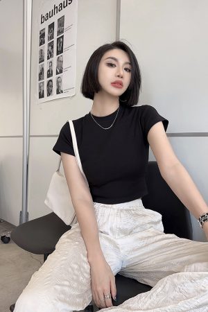 Lightweight Fitted Short Sleeve Round Neck T-Shirt for Women - Spring/Summer Basic Top, Perfect for Casual Outfits