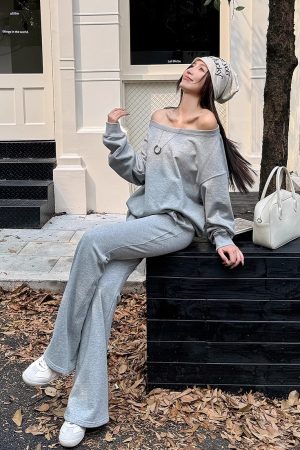 Lightweight Gray Off-Shoulder Sweatshirt for Women - Loose Fit Long Sleeve Top, Perfect for Spring & 90s-Inspired Style