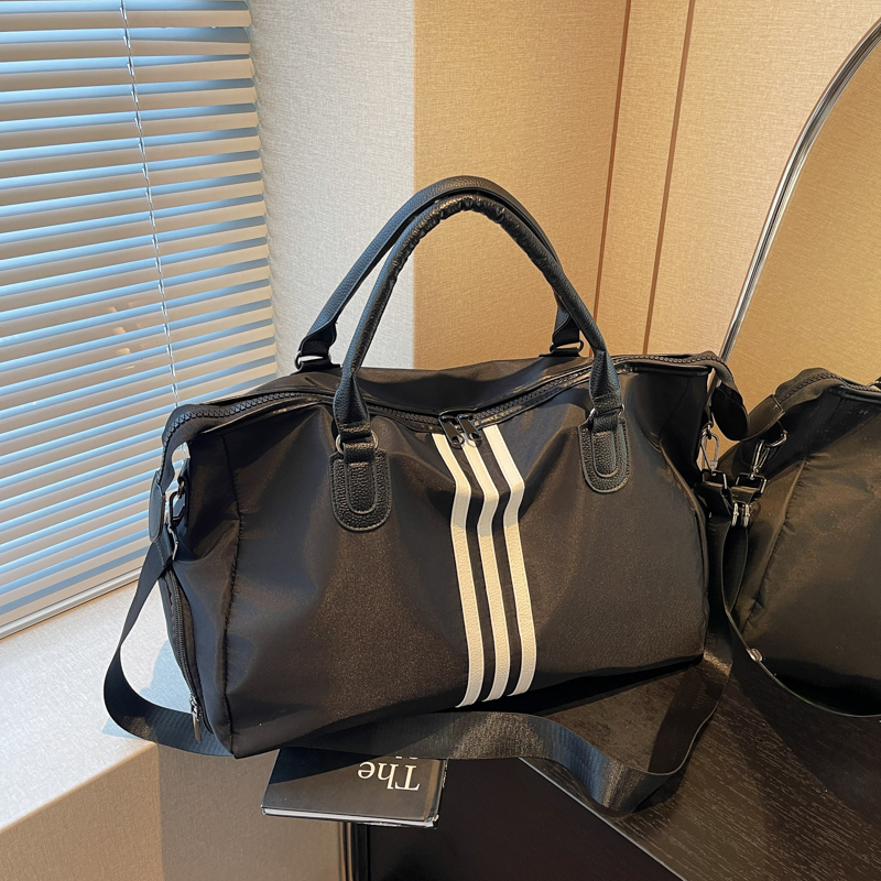 Lightweight Large-Capacity Commuter Travel Bag - Versatile Shoulder Bag for Business Trips, Gym, and Maternity Needs Lightweight Large-Capacity Commuter Travel Bag - Versatile Shoulder Bag for Business Trips, Gym, and Maternity Needs