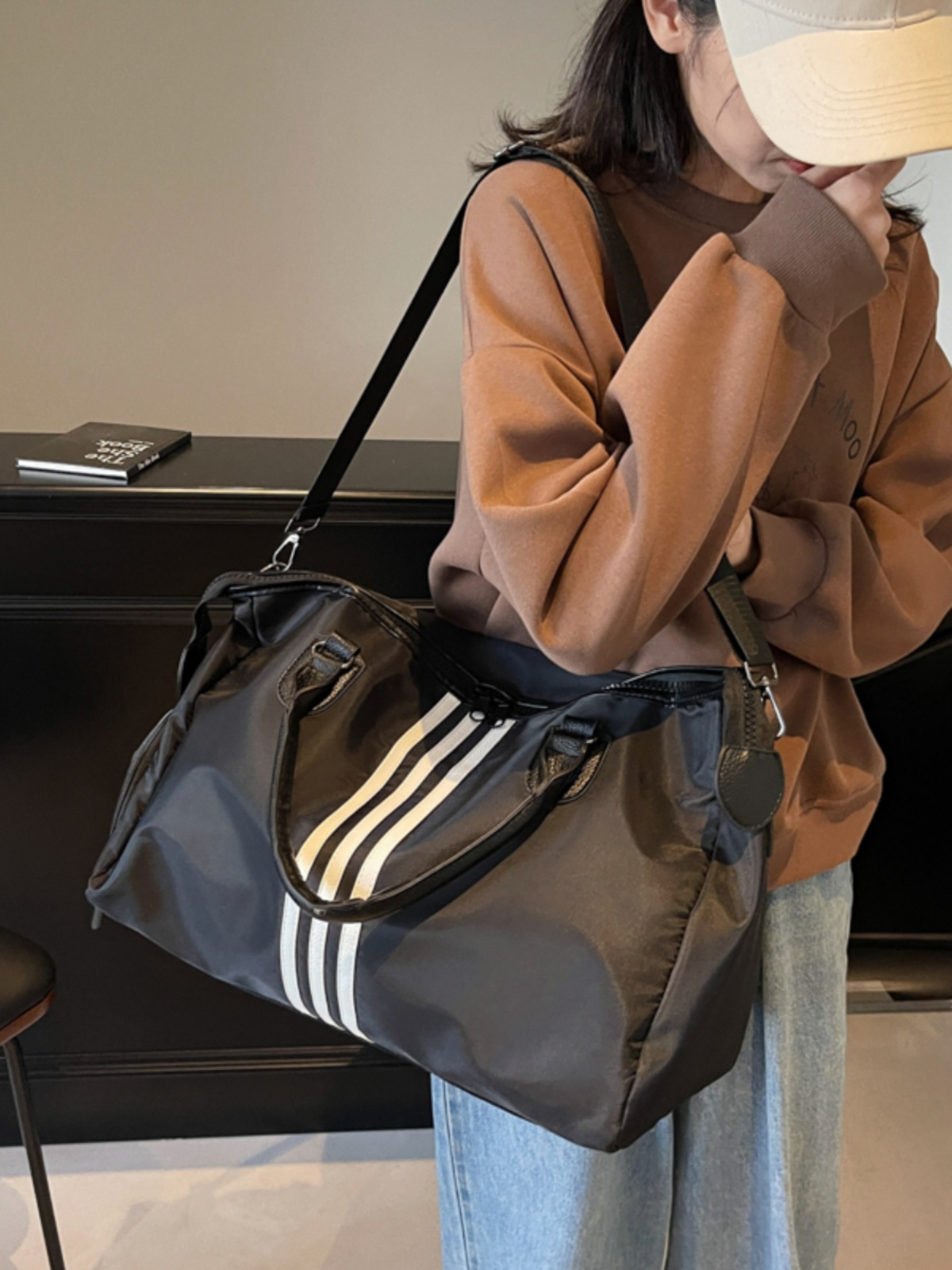 Lightweight Large-Capacity Commuter Travel Bag - Versatile Shoulder Bag for Business Trips, Gym, and Maternity Needs Lightweight Large-Capacity Commuter Travel Bag - Versatile Shoulder Bag for Business Trips, Gym, and Maternity Needs