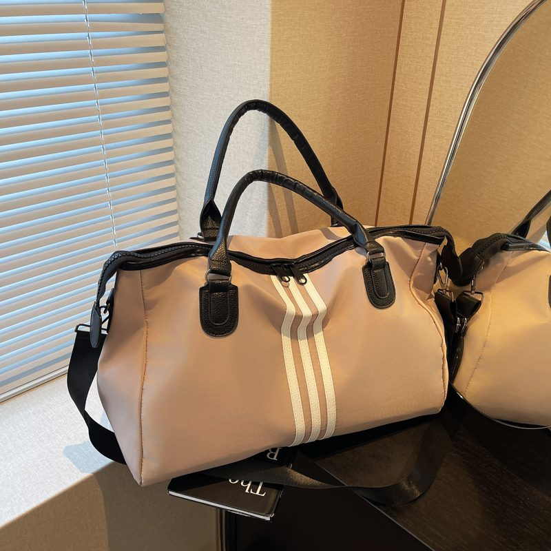 Lightweight Large-Capacity Commuter Travel Bag - Versatile Shoulder Bag for Business Trips, Gym, and Maternity Needs Lightweight Large-Capacity Commuter Travel Bag - Versatile Shoulder Bag for Business Trips, Gym, and Maternity Needs