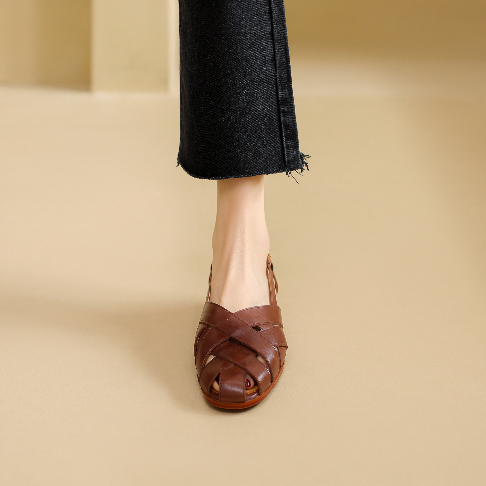 Lightweight Luxury Sandals for Women, 2 cm Heel, Italian-Style, Fashionable Versatile Outdoor Trend 2024 Lightweight Luxury Sandals for Women, 2 cm Heel, Italian-Style, Fashionable Versatile Outdoor Trend 2024