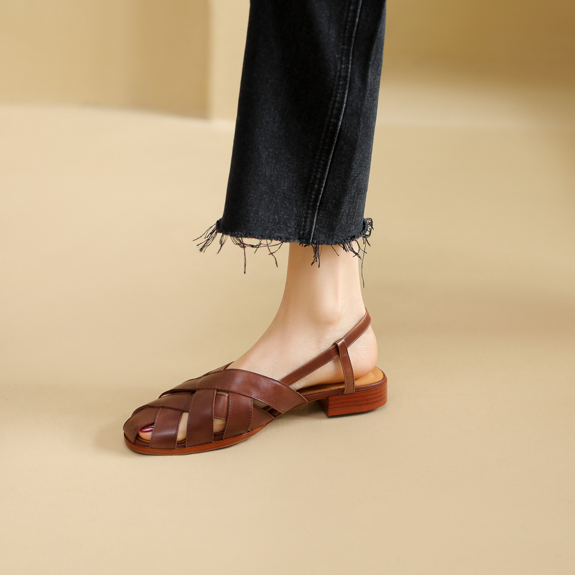 Lightweight Luxury Sandals for Women, 2 cm Heel, Italian-Style, Fashionable Versatile Outdoor Trend 2024 Lightweight Luxury Sandals for Women, 2 cm Heel, Italian-Style, Fashionable Versatile Outdoor Trend 2024