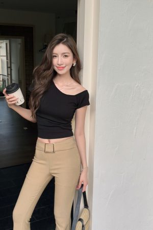 Lightweight Off-Shoulder Short Sleeve T-Shirt for Women, Versatile Fitted Summer Top with Built-In Padding, Casual Style