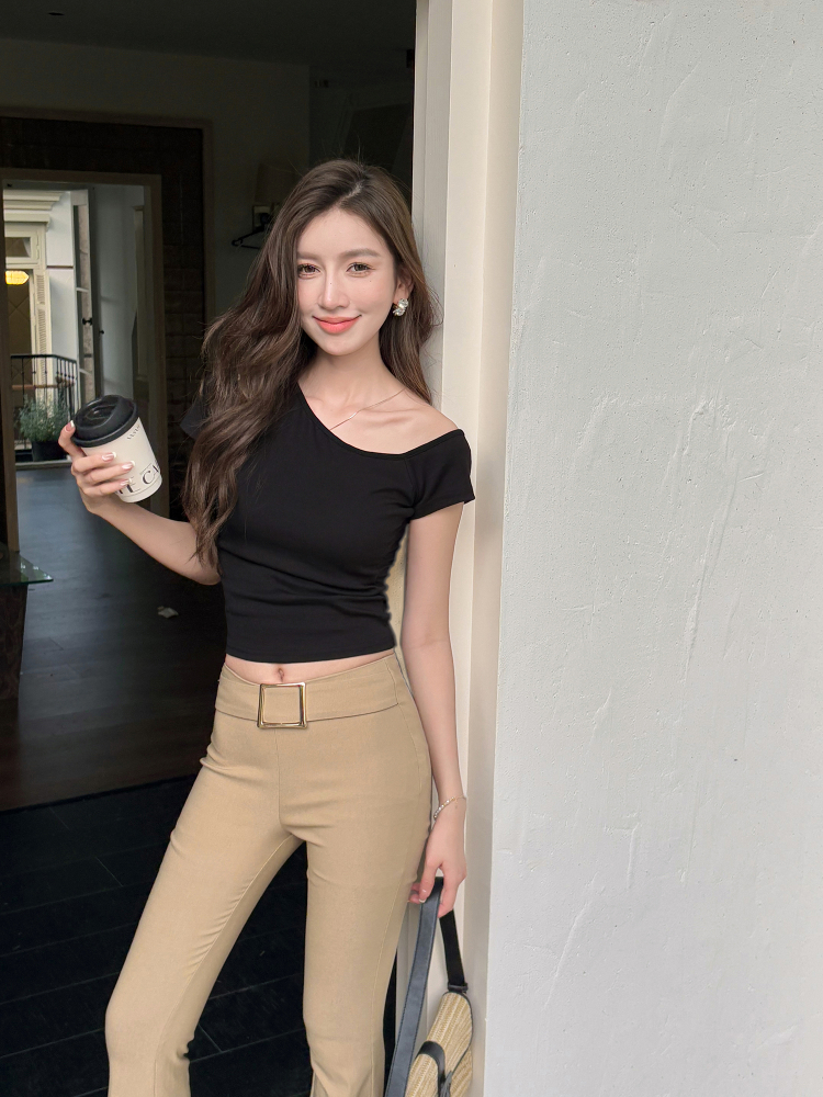 Lightweight Off-Shoulder Short Sleeve T-Shirt for Women, Versatile Fitted Summer Top with Built-In Padding, Casual Style Lightweight Off-Shoulder Short Sleeve T-Shirt for Women, Versatile Fitted Summer Top with Built-In Padding, Casual Style