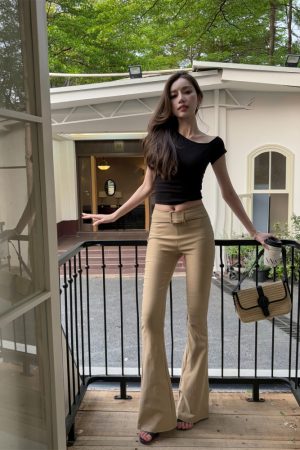 Lightweight Off-Shoulder Short Sleeve T-Shirt for Women, Versatile Fitted Summer Top with Built-In Padding, Casual Style