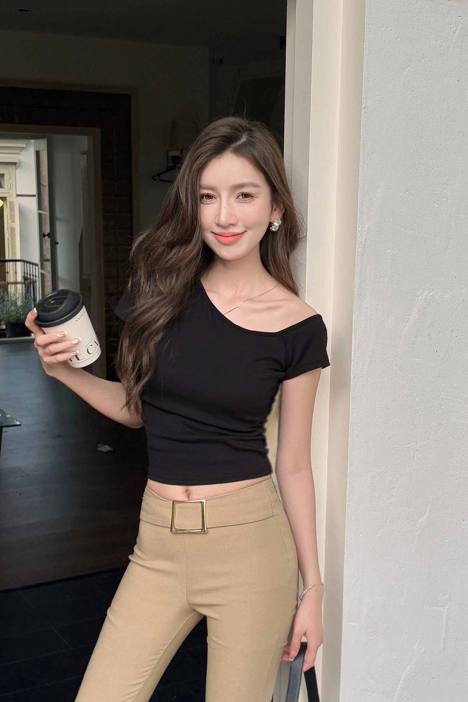 Lightweight Off-Shoulder Short Sleeve T-Shirt for Women, Versatile Fitted Summer Top with Built-In Padding, Casual Style Lightweight Off-Shoulder Short Sleeve T-Shirt for Women, Versatile Fitted Summer Top with Built-In Padding, Casual Style