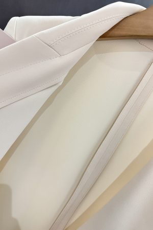 Lightweight Off-White Women's Suit Jacket - Stylish Minimalist Blazer for Summer Commuting, Fashionable 2025 Design