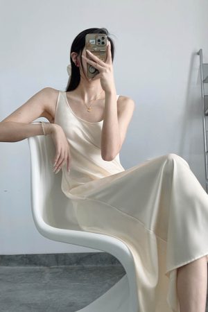 Lightweight Slant-Cut Vest Dress for Women - Slimming Satin Sleeveless Layer, Wrinkle-Resistant, Perfect for Spring and Summer.