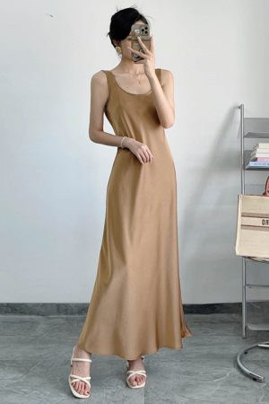 Lightweight Slant-Cut Vest Dress for Women - Slimming Satin Sleeveless Layer, Wrinkle-Resistant, Perfect for Spring and Summer.