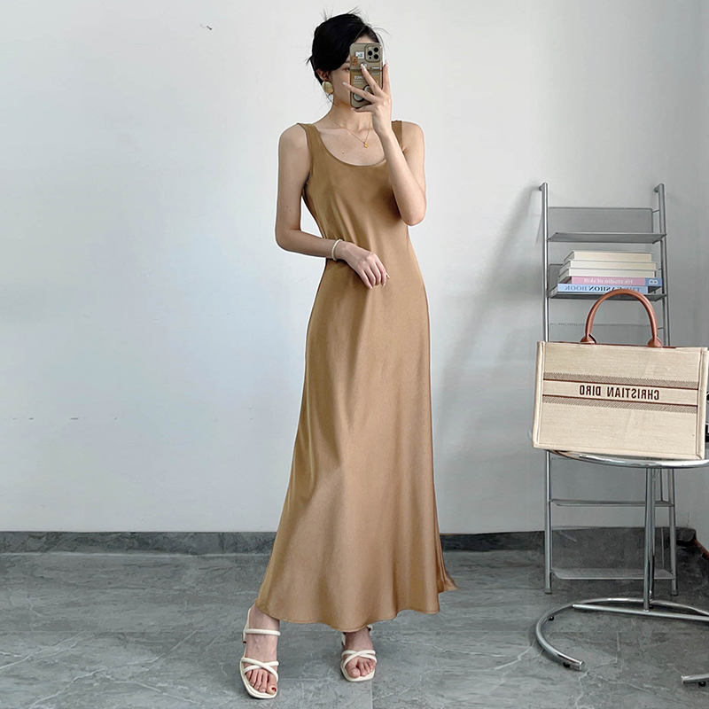 Lightweight Slant-Cut Vest Dress for Women - Slimming Satin Sleeveless Layer, Wrinkle-Resistant, Perfect for Spring and Summer. Lightweight Slant-Cut Vest Dress for Women - Slimming Satin Sleeveless Layer, Wrinkle-Resistant, Perfect for Spring and Summer.