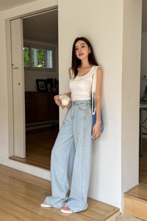 Lightweight U-Shaped Wide Shoulder Strap Vest with Chest Pads - Versatile Casual Women's Fashion for Spring and Summer