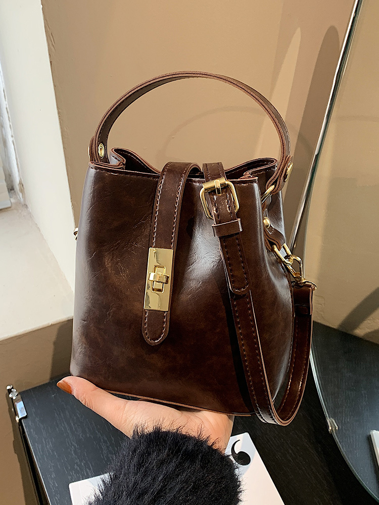 Lightweight Versatile Shoulder Bag for Women - Spring 2025 Commuting Handbag, Travel Crossbody Bag in Chic Design Lightweight Versatile Shoulder Bag for Women - Spring 2025 Commuting Handbag, Travel Crossbody Bag in Chic Design